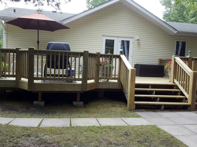 Allwright Contracting Victoria Beach Top sunroom and deck construction