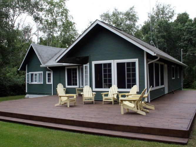 Allwright Contracting Victoria Beach Top sunroom and deck construction