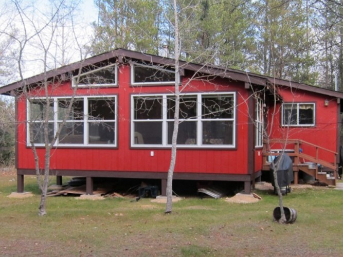 Allwright Contracting Victoria Beach Top sunroom and deck construction